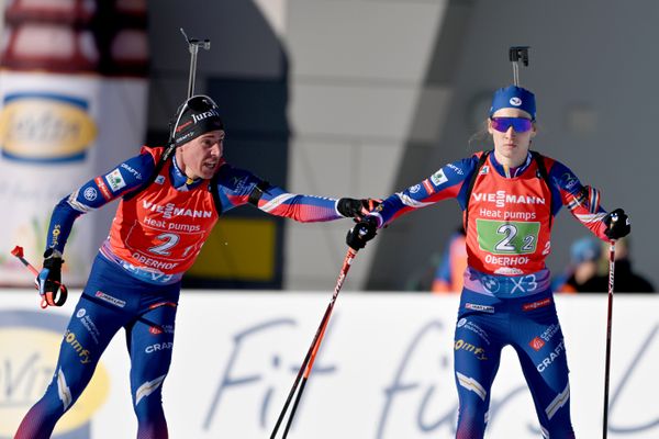 Quentin Fillon Maillet en train de passer le relais à Paula Botet, lors du relais mixte simple, à Oberhof en Allemagne, épreuve de Coupe du monde de biathlon, dimanche 12 janvier 2025.