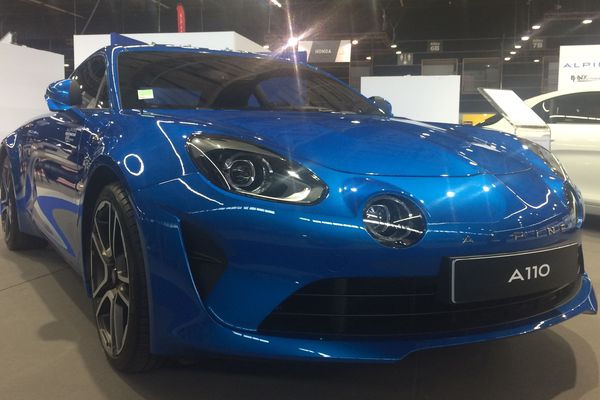 La nouvelle Alpine A 110, dont la commercialisation vient de débuter sera une des vedettes du salon de l'automobile de Clermont-Ferrand