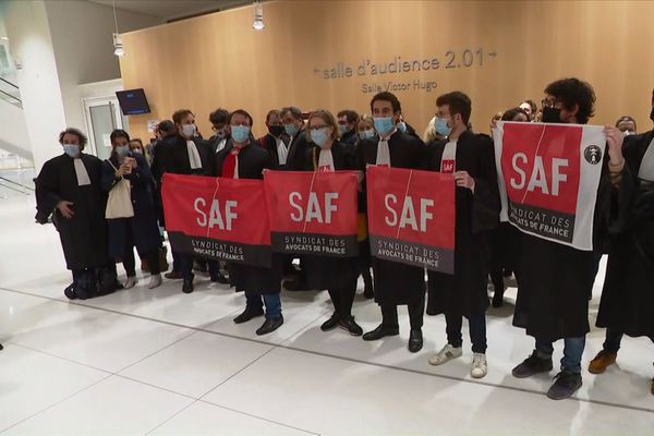 Rassemblement du Syndicat des avocats de France (SAF) ce lundi, au Tribunal de Paris.