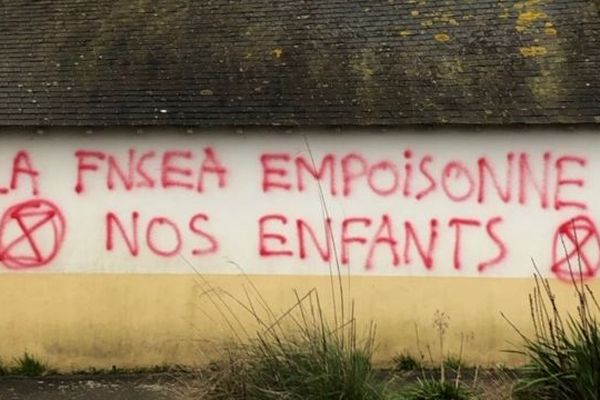 L'un des murs de l'école privée Sainte-Marie à Ploemel recouvert par cette phrase "La FNSEA empoisonne nos enfants"