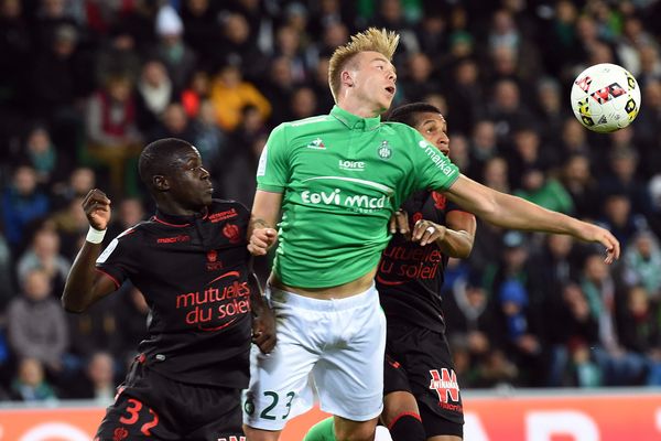 Nice a conservé les commandes du championnat de France grâce à sa victoire contre Saint-Etienne (1-0), dimanche en clôture de la 13e journée.