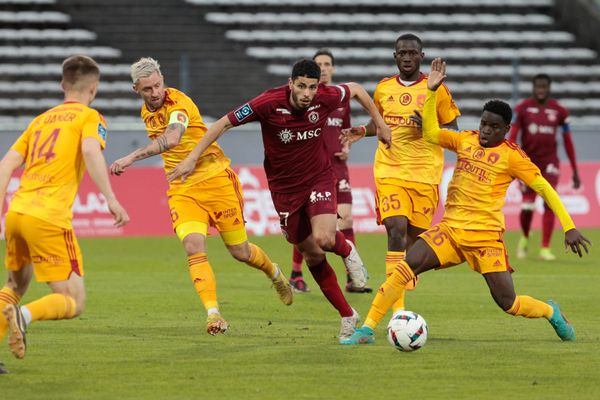 L'Annécien Steve Shamal au milieu des joueurs de Rodez, en avril 2023, lors de la dernière opposition entre les deux équipes.