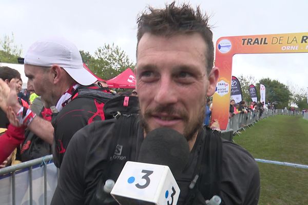 Yohan Nezan, arrivé premier lors de l'utra-trail de la Roche d'Oëtre, à Saint-Philbert-sur-Orne (Orne), le 20 octobre 2024.