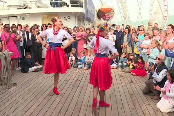 Danses traditionnelles ukrainiennes sur le bateau-école polonais le Dar Mlodziezy