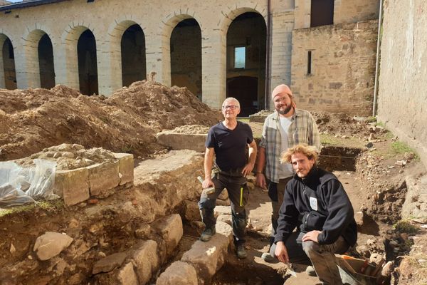 Laurent Callegarin, spécialiste de l'Antiquité (à gauche), Simon Chassin, archéologue (au centre) et Louis Lopeteguy, archéologue (à droite) devant le sondage archéologique dans le cloître médiéval de l'abbaye de Sorde, dans les Landes, dimanche 13 octobre 2024.