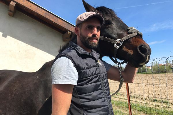 VOST  : (Vous en original sous-titré), portrait d'Olivier Reynaud dans son nouvel élément : la maréchalerie