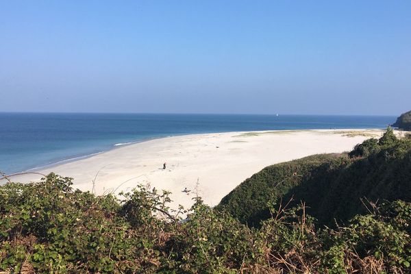 La plage des grands sables de Groix sous le soleil