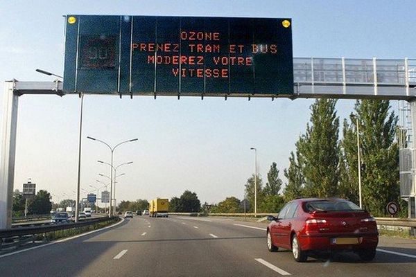 Sur l'autoroute, la vitesse est réduite à 80 km/h pour cause de pic d'ozone et non plus 110 km/h.