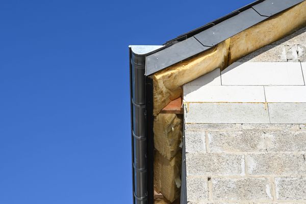 Les commerciaux de l'entreprise mise en cause auraient usé "de divers stratagèmes pour imposer les travaux à des victimes majoritairement âgées". Photo d'illustration.