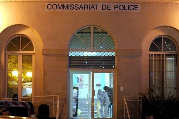 Commissariat de Joué-lès-Tours - Bertrand Nzohabonayo a été abattu le 20 décembre 2014 après avoir agressé des policiers à l'arme blanche. 