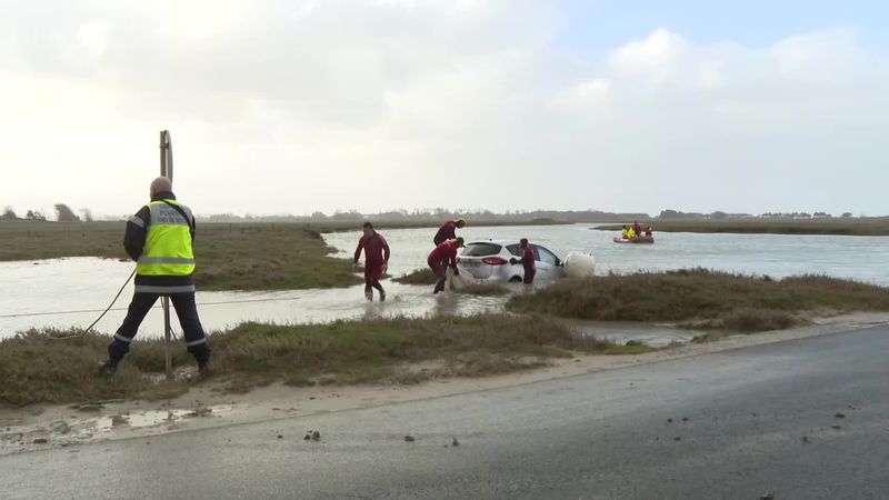 La voiture a pu être extraite de l'eau seulement ce lundi matin 21 février 2022 vers 10 heures à marée basse.