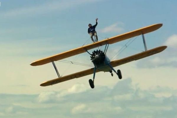 John Weston, 90 ans, assis sur un avion. Cadeau d'anniversaire !