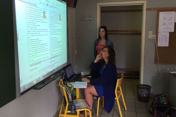 Derniers réglages du tableau électronique avant l'arrivée des enfants dans cette classe de Bains en Haute-Loire