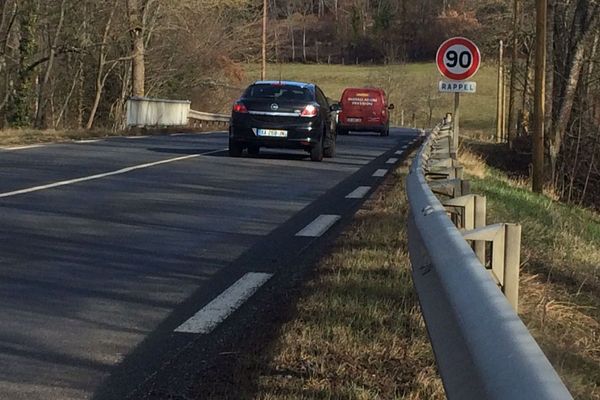 Malgré la grogne, le gouvernement ne fera pas marche arrière: la vitesse sera bien limitée à 80 km/h sur les routes secondaires sans séparateurs de voie le 1er juillet, mais cette mesure impopulaire sera réexaminée en 2020.
