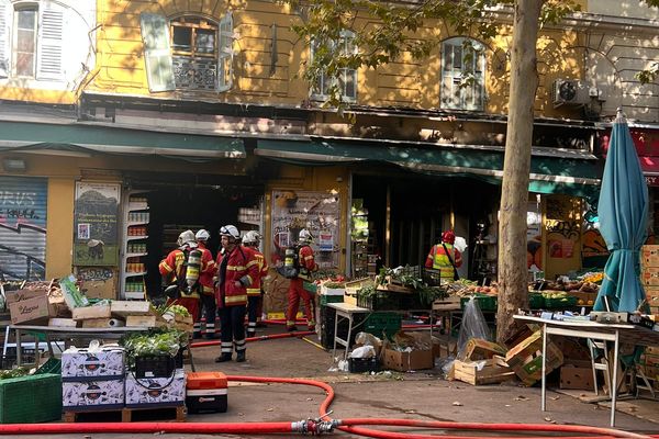 65 marins pompiers de Marseille interviennent sur l'incendie d'un commerce de fruits et légumes du centre-ville à proximité de la rue d'Aubagne ce samedi 19 octobre.