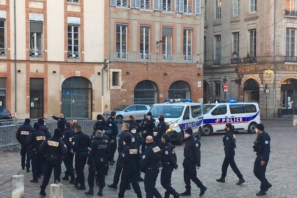 Rassemblement des policiers en colère aux monuments aux morts à Toulouse