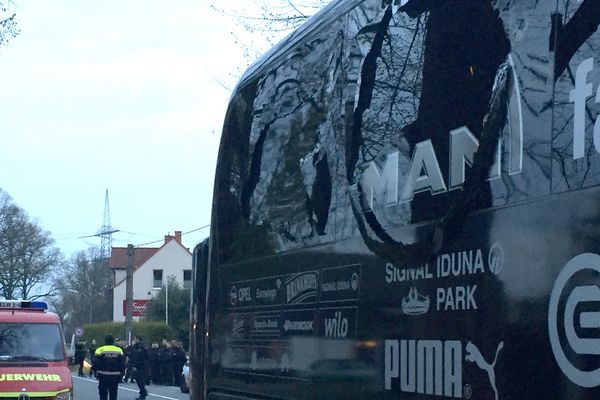 Le bus de l'équipe de Dortmund endommagé après les explosions.