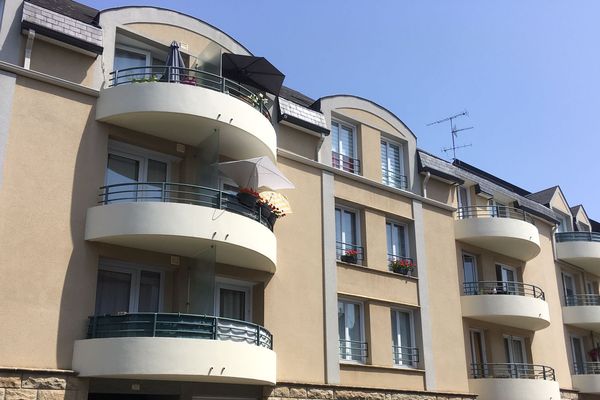 Dans la rue Saint-Gervais, certaines habitations ne sont pas équipées de volets.