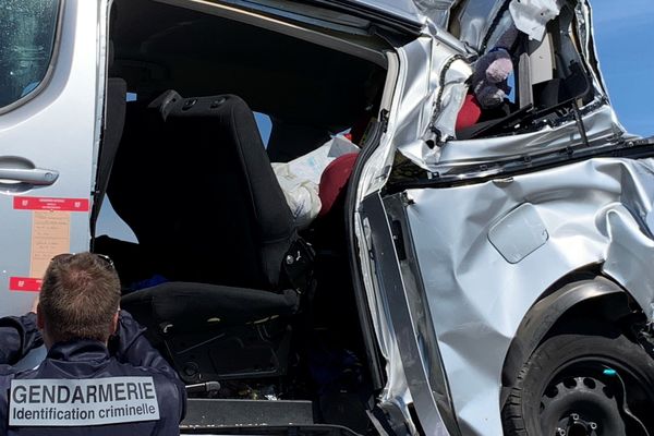 Le véhicule au bord duquel trois personnes ont perdu la vie ce samedi 1er juin 2019, a été évacué en fin de matinée de l'autoroute A34, sur laquelle il avait été percuté par un poids-lourd, vers 6h15 le même jour.