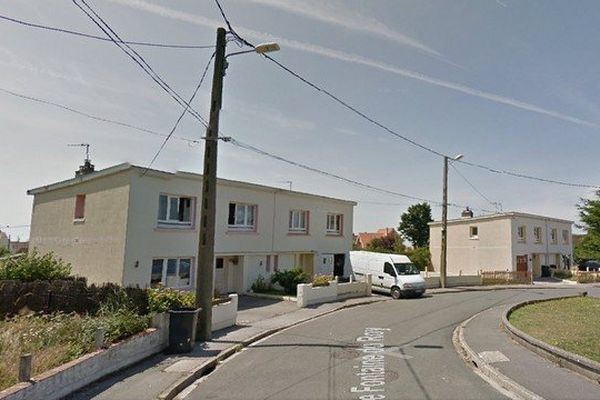 Une jeune mère de famille s'est donné la mort en s'immolant par le feu vendredi dans cette rue d'Ambleteuse