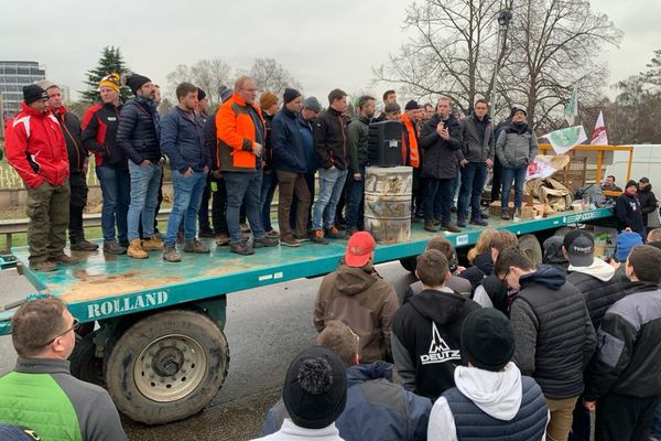 Lors de l'assemblée générale finale, les agriculteurs ont décidé de ne pas prolonger le blocage de l'autoroute M35 à Strasbourg, le 25 janvier 2024.