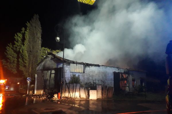 Incendie dans un atelier rue Alexie Martin, à Saint-Laurent-des-Arbres (Gard), le 5 juillet 2023.