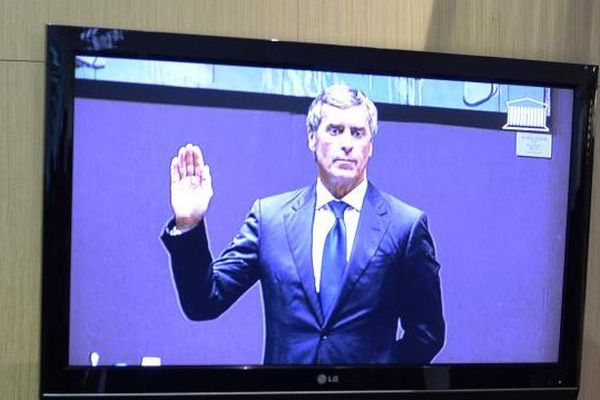 Jérôme Cahuzac prête serment devant la commission d'enquête parlementaire, à Paris, le 23 juillet 2013