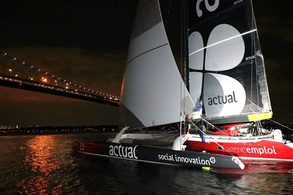 Arrivée du maxi trimarn Actual de Yves Le Blévec à New York, prenant la 4ème place de The Bridge - 6 juillet 2017