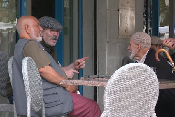 Des clients discutent à un café de Givors ce mercredi 3 juillet.