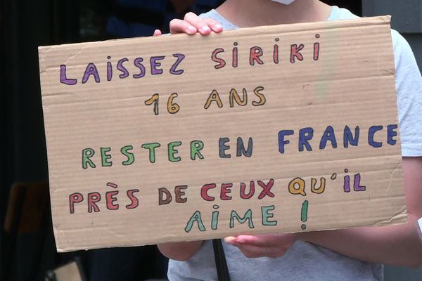 Siriki, un jeune ivoirien pris en charge depuis 2017 est accusé par le Département du Rhône d'escroquerie à l'aide sociale à l'enfance sur la base de tests osseux.