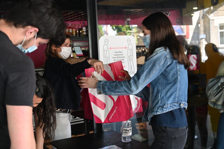 in Nantes, a restaurant offers burgers to students