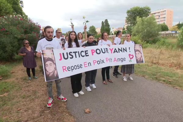 La famille, les amis, les proches du jeune homme se sont rassemblés pour une marche blanche