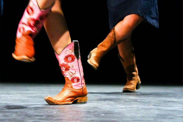 Polka, Tow step, Cha Cha ou West Coast, plusieurs types de danses de country.