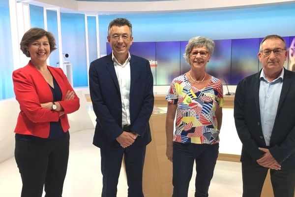 Antony Le Bras, Elisabeth Janvier et Marc Bigot (de g à d) sont en lice pour le débat du 2e tour des municipales à Concarneau présenté par Nathalie Rossignol (à gauche) 