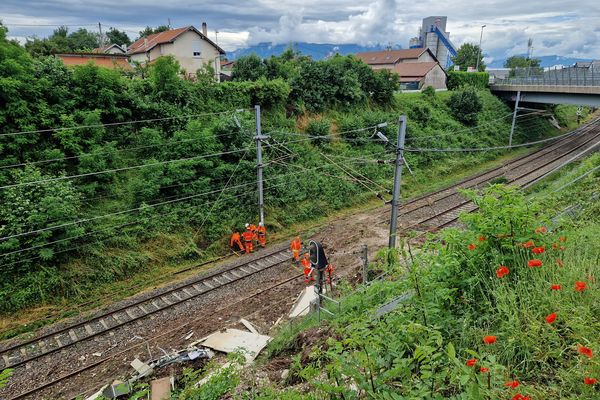 La circulation des trains est interrompue entre Saint-André-le-Gaz et Grenoble suite à une coulée de boue sur les voies, à proximité de Rives.