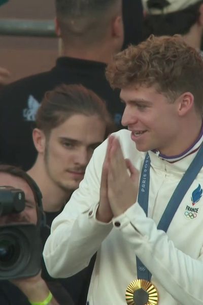 Léon Marchand face à la foule