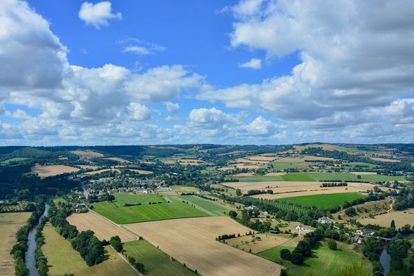 En dépit des passages nuageux, les majestueux paysages de la Suisse normande resteront bien éclaircis.