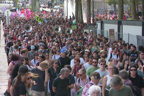 A Lyon, la manifestation contre Emmanuel Macron et la nomination de Michel Barnier comme Premier ministre est parti du centre-ville vers 15h en direction de la préfecture du Rhône.