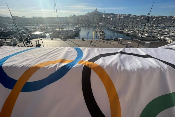 La flamme Olympique, relayée d'Olympie en Grèce jusqu'à la ville hôte des Jeux, arrivera à Marseille par la mer.