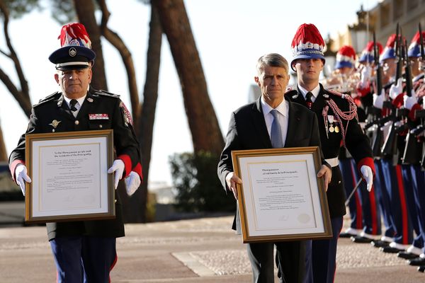 Les Colonels Fringant et Soler portent les textes de proclamation affichés ce jour sur la façade du Palais princier. 