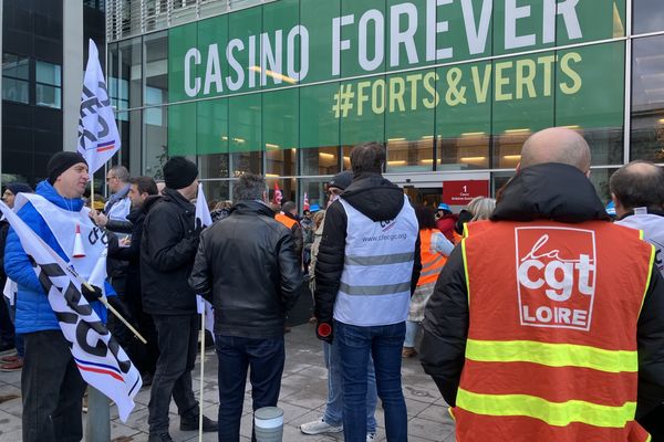 Inquiets pour leur avenir, les salariés de Casino se sont rassemblés devant le siège du groupe Casino à Saint-Etienne, le mardi 5 décembre, avant de défiler dans la rue.