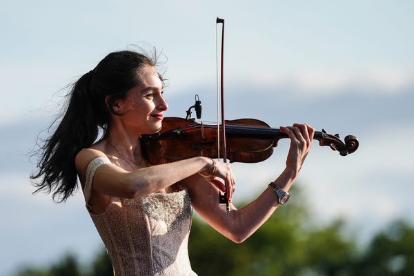 La violoniste Esther Abrami empêchée d'embarquer dans son avion à cause de son instrument.