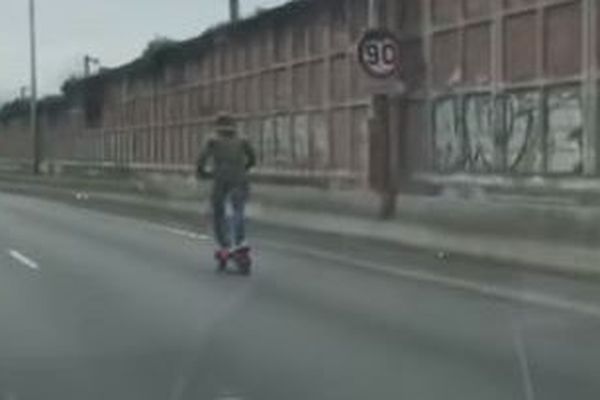 Un individu filmé en roulant à plus de 85km/h sur une trottinette sur l'A86 en Seine-Saint-Denis.