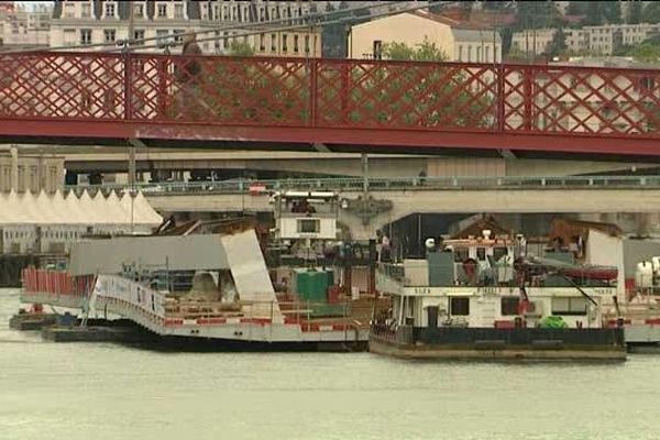 30/04/14 - Six heures de navigation entre le port Herriot et le quartier de Vaise pour la 2e travée du futur pont Schuman.