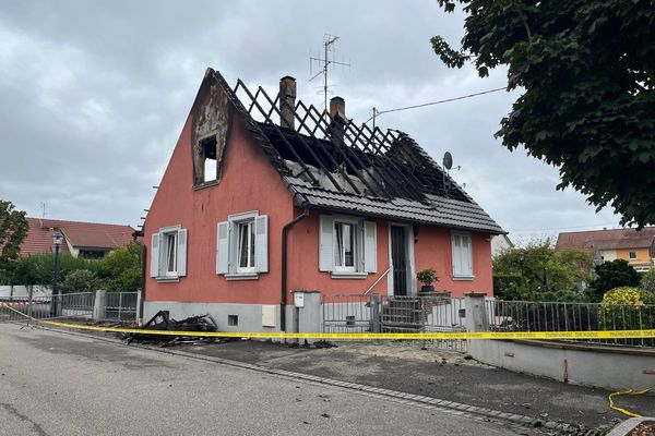 Une maison d’environ 100 m² s'est embrasée à Beinheim après avoir été frappée par la foudre.