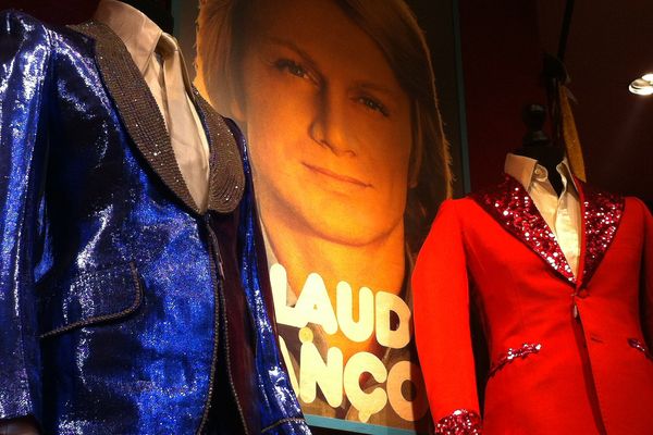 Des costumes de scènes de Claude François vendus aux enchères à Drouot : le rouge date de la tournée de 1972-1973, le bleu de sa dernière tournée, en 1977. 