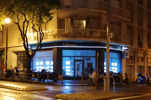 Une vitrine éclairée la nuit à Marseille 