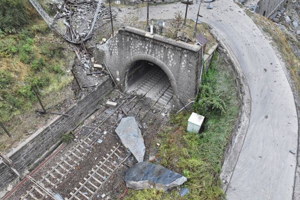 Un important éboulement survenu le 27 août dernier dans la vallée de la Maurienne avait fortement endommagé une ligne SNCF, en Savoie.