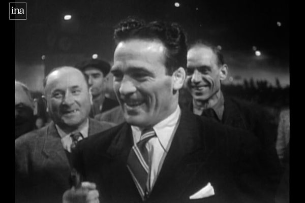 En 1948, Marcel Cerdan lance le départ des Six Jours de Paris au Vélodrome d'Hiver