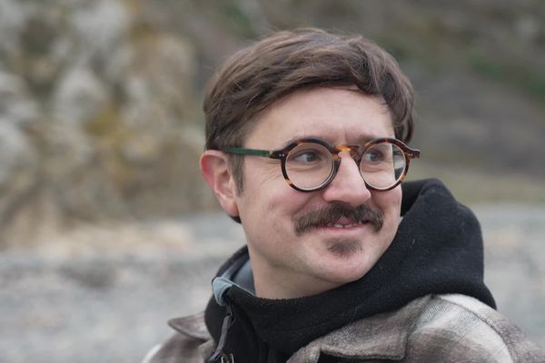 Thomas Benady est un véritable amoureux des légumes et des plantes. Ce chef de 41 ans tient son restaurant 'l'Auberge Sauvage" à Servon, dans la baie du Mont-Saint-Michel. Il y prône une cuisine locale et durable où le végétal reste au cœur de l'assiette. Un homme qui casse les codes avec sa gastronomie normande de demain qui lui a même valu une Étoile verte Michelin.